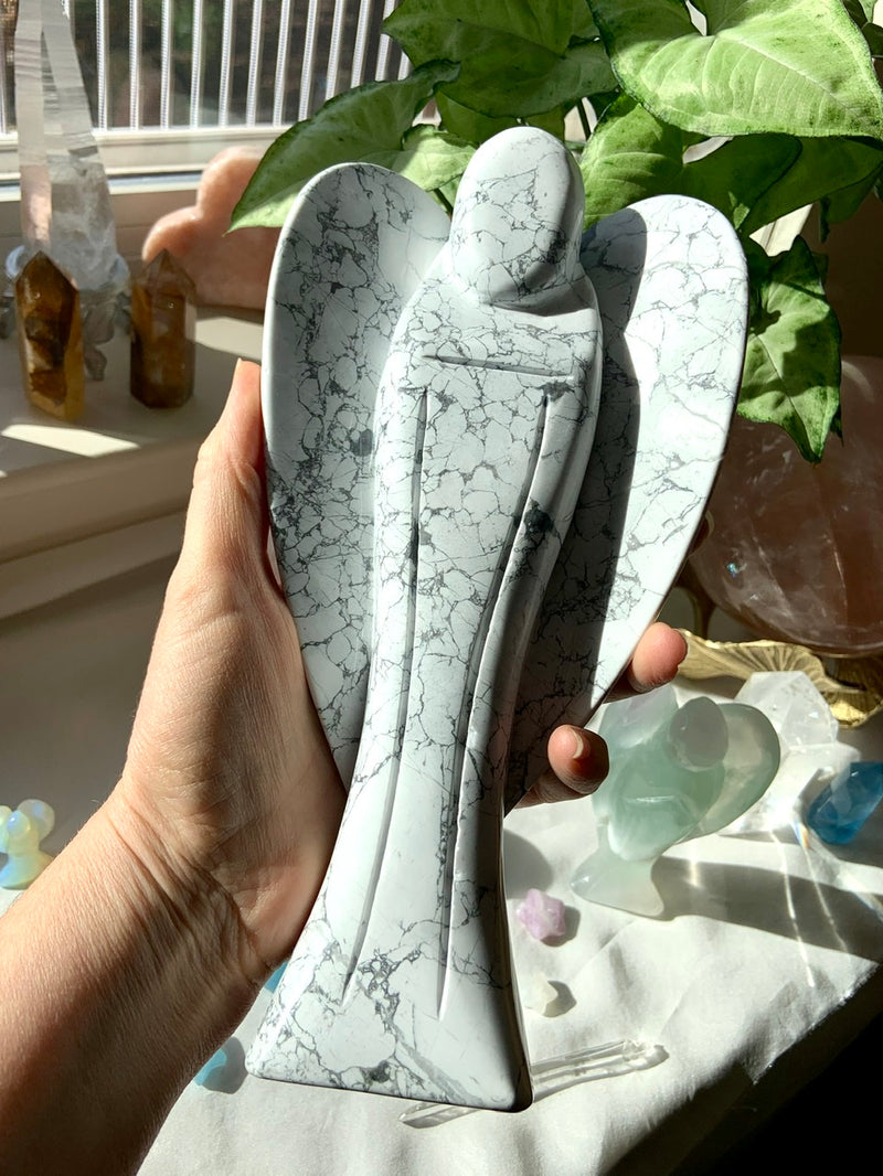 Glorious XXL HOWLITE ANGEL Carving