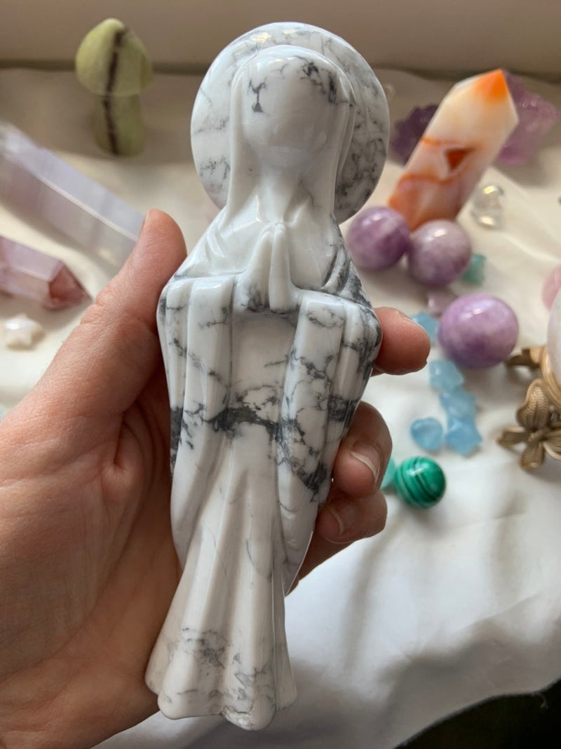 HOWLITE Mother Mary Carving