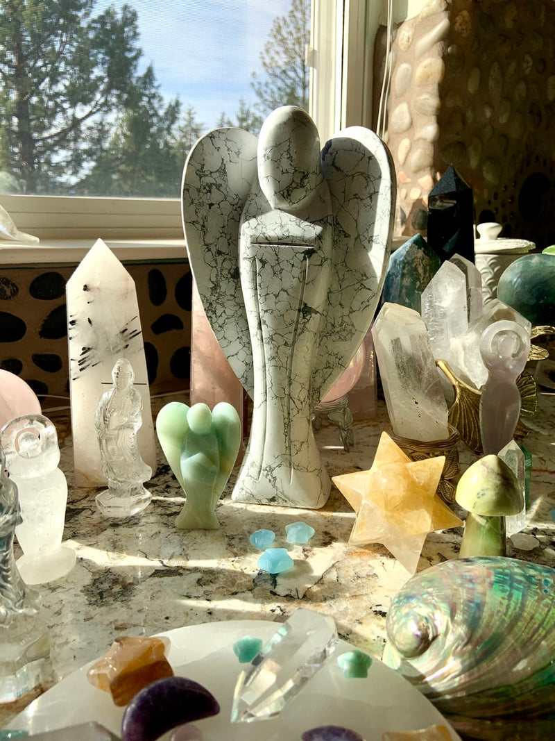 Glorious XXL HOWLITE ANGEL Carving